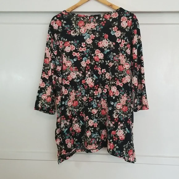 ❤️$6 Sale!❤️ Black Floral Tunic Top - Picture 7 of 7